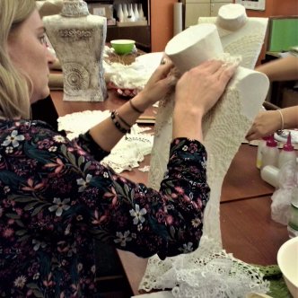 Manekin z masy papierowej